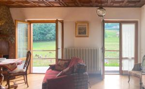 Area soggiorno di IRIS - Relaxing Alpine Getaway at Ballabio