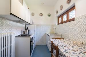 Cucina o angolo cottura di IRIS - Relaxing Alpine Getaway at Ballabio