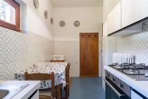Cucina o angolo cottura di IRIS - Relaxing Alpine Getaway at Ballabio