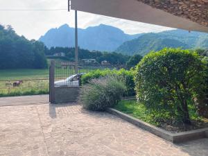 Vista generica sulle montagne o vista sulle montagne dall'interno dell'appartamento