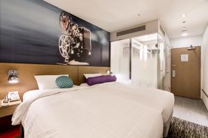 ibis Styles Ambassador Seoul Myeong-dong客房内的一张或多张床位