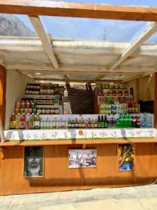 un negozio Lego con un bancone con del cibo sopra di Lee Garden Himalayan Wooden Cottages a Kasol