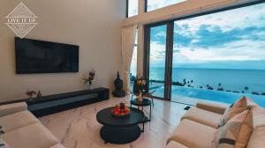 サムイ島にあるSanti Pura Villasの海の見えるリビングルーム