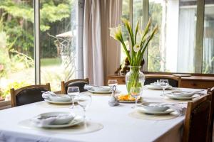内罗毕Beautiful historic stand alone in Muthaiga, Nairobi的桌子,上面有盘子,玻璃杯,花瓶 更多31张照片