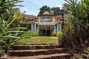 Beautiful historic stand alone in Muthaiga, Nairobi外面的花园
