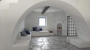 una sala de estar con un arco y un sofá en Liostasi Ona Villa, en Ios Chora 1 foto más