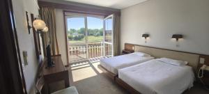 FermentelosにあるWOT Pateira Soulのベッドが2つと大きな窓があるホテルの部屋 +46枚の写真