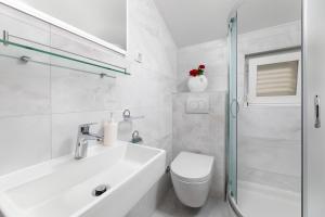 Koupelna v ubytování Apartments Lucija 2