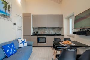 Kuchyň nebo kuchyňský kout v ubytování Case al mare di Cala Saccaia