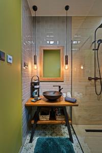 a bathroom with a sink and a shower at Ház a Hold utcában in Kehidakustány