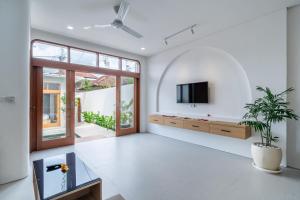 DalungにあるRumah Fantasia Luxury Villa 2BR With Poolのリビングルーム(テレビ、鉢植え付)