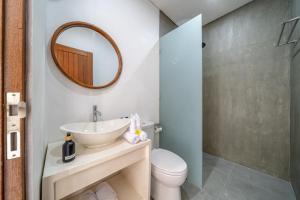 DalungにあるRumah Fantasia Luxury Villa 2BR With Poolの洗面台、トイレ、鏡のあるバスルーム +12枚の写真