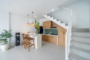 DalungにあるRumah Fantasia Luxury Villa 2BR With Poolのキッチン(階段付)、キッチン(テーブル付)