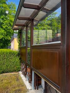 施维洛赫塞Datsche im grünen的房子上有玻璃窗的门廊
