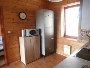 Kuchyňa alebo kuchynka v ubytovaní Apartmán v dřevěném domě