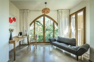 Posezení v ubytování Breathtaking 3 BR Apt w Sea View in Central Jaffa with Mamad by Sea N' Rent