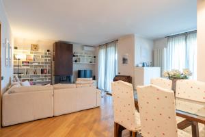 Posezení v ubytování COMO LAKE - Apartment in Residence 5 minutes from Lecco Center