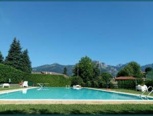 Bazén v ubytování COMO LAKE - Apartment in Residence 5 minutes from Lecco Center nebo v jeho okolí