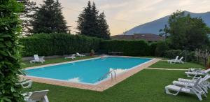 Bazén v ubytování COMO LAKE - Apartment in Residence 5 minutes from Lecco Center nebo v jeho okolí