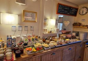 ein Buffet mit Speisen auf einer Theke in einem Restaurant in der Unterkunft Hotel Emma in Östersund