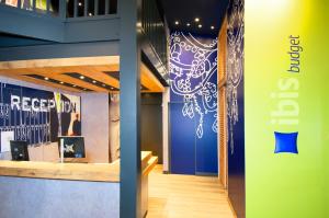 a room with a wall with a sign on it at ibis budget Marne la Vall&eacute;e Bry sur Marne in Bry-sur-Marne