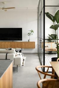 Sjónvarps- og/eða afþreyingartæki á Picturesque 3BR Apt w Panoramic Views in Tel Aviv with Shelter by Sea N' Rent
