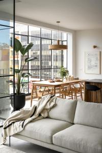 Setusvæði á Picturesque 3BR Apt w Panoramic Views in Tel Aviv with Shelter by Sea N' Rent +23 myndir