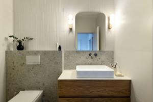 Baðherbergi á Picturesque 3BR Apt w Panoramic Views in Tel Aviv with Shelter by Sea N' Rent