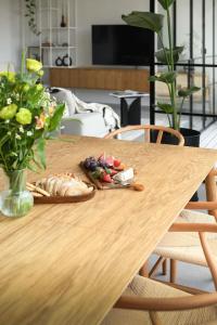 Mynd úr myndasafni af Picturesque 3BR Apt w Panoramic Views in Tel Aviv with Shelter by Sea N' Rent í Tel Aviv