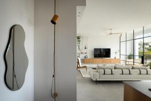 Sjónvarps- og/eða afþreyingartæki á Picturesque 3BR Apt w Panoramic Views in Tel Aviv with Shelter by Sea N' Rent