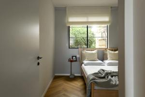 Rúm í herbergi á Picturesque 3BR Apt w Panoramic Views in Tel Aviv with Shelter by Sea N' Rent