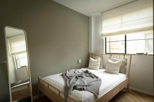 Rúm í herbergi á Picturesque 3BR Apt w Panoramic Views in Tel Aviv with Shelter by Sea N' Rent