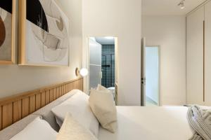 Rúm í herbergi á Picturesque 3BR Apt w Panoramic Views in Tel Aviv with Shelter by Sea N' Rent