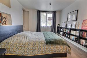 a bedroom with a bed and a book shelf at Cassis Centre, proximité port, plages et calanques in Cassis