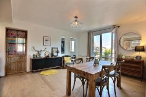 a dining room with a wooden table and chairs at Cassis Centre, proximité port, plages et calanques in Cassis
