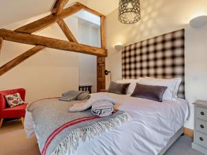 a bedroom with a bed with towels on it at 3 Bed in Leominster 50507 in Pencombe