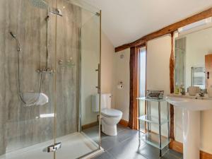 a bathroom with a shower and a toilet and a sink at 3 Bed in Leominster 50507 in Pencombe +16 photos