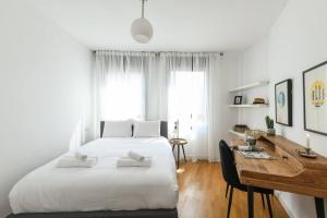 Chic 3BR Apt w Balcony & Parking by Tel Aviv Port by Sea N' Rent客房内的一张或多张床位