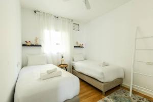 Chic 3BR Apt w Balcony & Parking by Tel Aviv Port by Sea N' Rent客房内的一张或多张床位