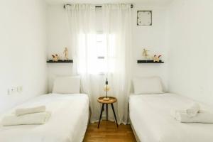 Chic 3BR Apt w Balcony & Parking by Tel Aviv Port by Sea N' Rent客房内的一张或多张床位