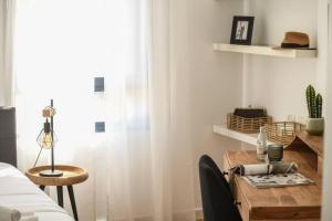 Chic 3BR Apt w Balcony & Parking by Tel Aviv Port by Sea N' Rent客房内的一张或多张床位