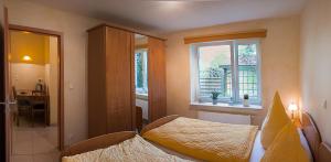 1 dormitorio con cama y ventana en Familie Schwantes, en Buxtehude