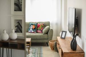 Chic 3BR Apt w Balcony & Parking by Tel Aviv Port by Sea N' Rent的电视和/或娱乐中心