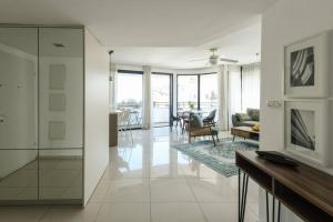 Chic 3BR Apt w Balcony & Parking by Tel Aviv Port by Sea N' Rent的休息区