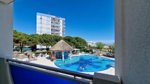 Bazén v ubytování Ashanti Aparthotel Wellness&Spa nebo v jeho okolí