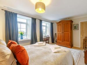 Giường trong phòng chung tại 2 Bed in Falmouth 89983