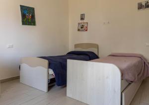 2 aparte bedden in een kamer met 2 slaapkamers bij Estate By Case al Lago in Desenzano del Garda