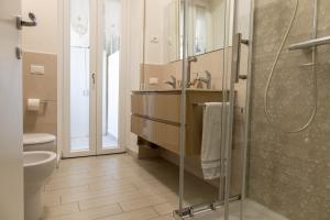 een badkamer met douche, wastafel en toilet bij Estate By Case al Lago in Desenzano del Garda +23 foto's