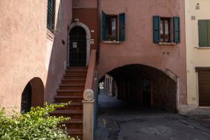 an alley between two buildings with stairs and a building at ORA APARTMENT Centro Desenzano del Garda By Case al Lago in Desenzano del Garda