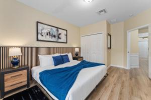 En eller flere senge i et værelse på 3 Suites Near Universal Resort Intl Drive